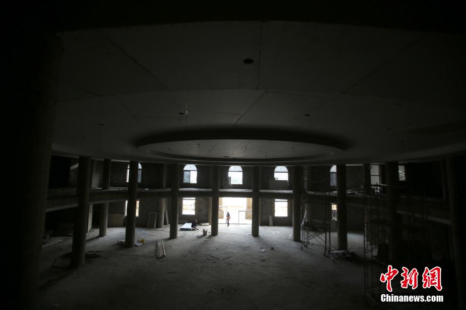 武漢山寨“國會(huì)大廈”荒廢多年 院子成菜地 武漢山寨“國會(huì)大廈”荒廢多年 院子成菜地