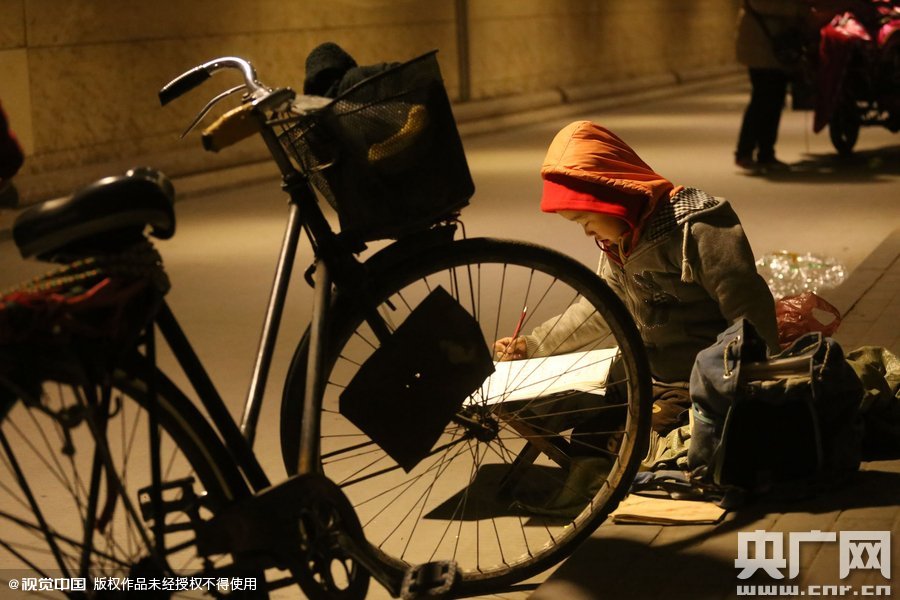 他的父母說(shuō)，晚上回去晚，孩子的作業(yè)都是在這寫(xiě)，做小生意不容易，孩子還陪著遭罪，經(jīng)常還有城管攆著不讓在這賣(mài)。