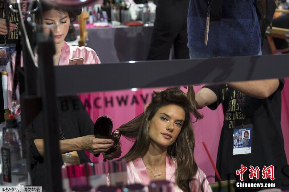 當(dāng)?shù)貢r間11月10日，2015維多利亞的秘密年度內(nèi)衣秀在紐約上演，模特在后臺緊張地準(zhǔn)備中。