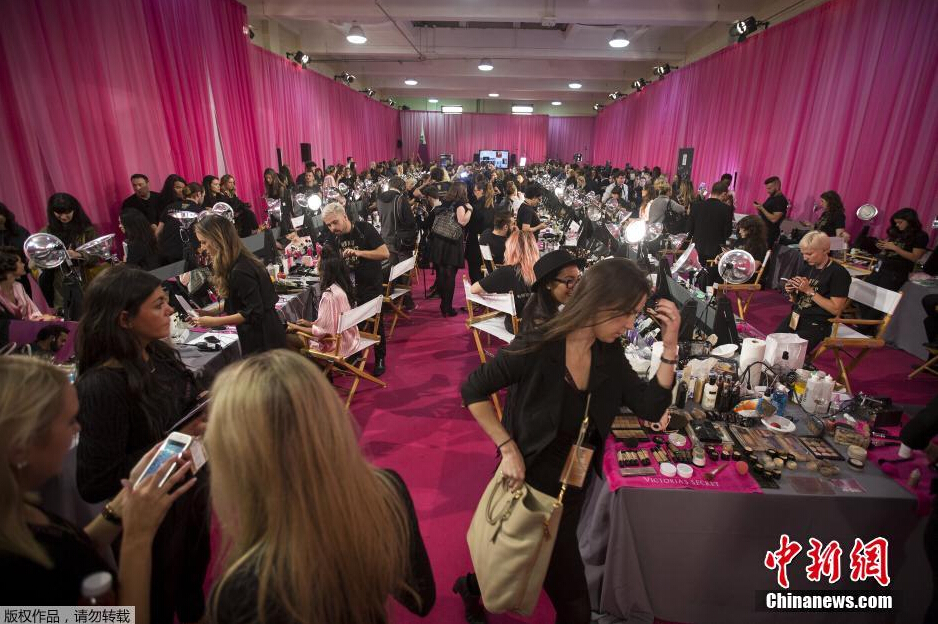 當(dāng)?shù)貢r間11月10日，2015維多利亞的秘密年度內(nèi)衣秀在紐約上演，模特在后臺緊張地準(zhǔn)備中。