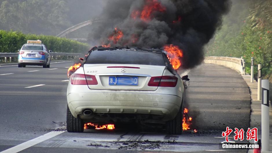 奔馳車被刮碰后 車主追趕肇事車突然起火 奔馳車被刮碰后 車主追趕肇事車突然起火