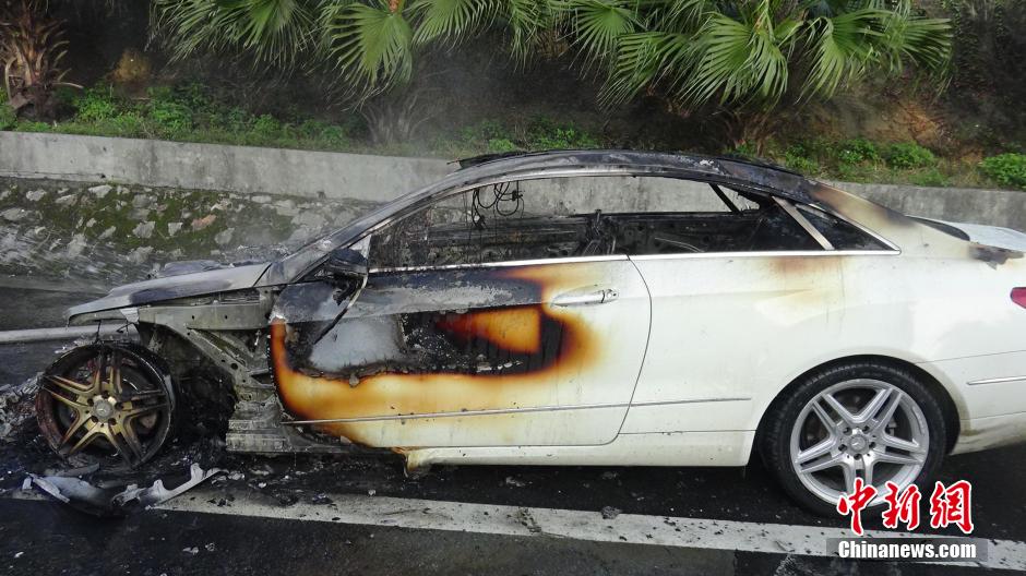 奔馳車被刮碰后 車主追趕肇事車突然起火 奔馳車被刮碰后 車主追趕肇事車突然起火