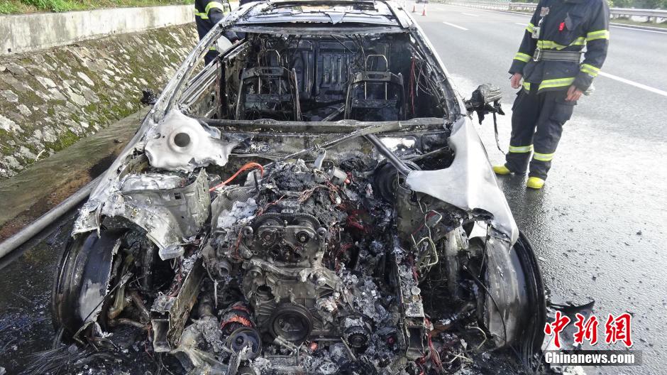 奔馳車被刮碰后 車主追趕肇事車突然起火 奔馳車被刮碰后 車主追趕肇事車突然起火