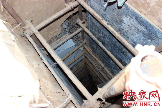 走上叔齊墓的頂端，可以清晰看到兩個(gè)沒(méi)有填土的坑洞，洞內(nèi)的四周從上往下放置著腳手架，深不見(jiàn)底。