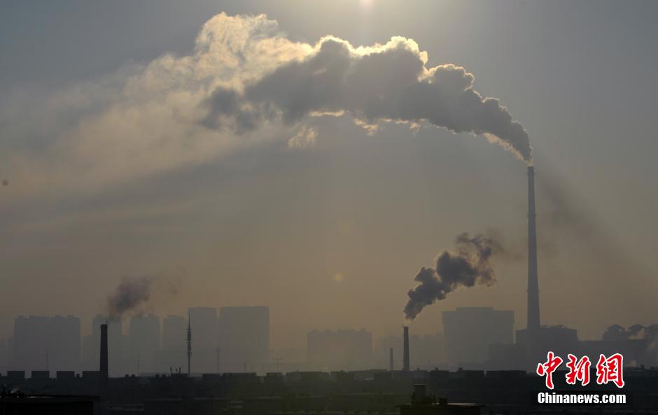 沈陽(yáng)上空“大氣對(duì)流” 煙柱飄向不同方向 沈陽(yáng)上空“大氣對(duì)流” 煙柱飄向不同方向