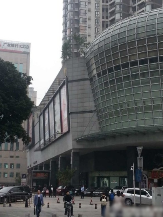 一輛停在停車位上的寶馬轎車，被墜落的樹枝砸中，樹枝徑直插入車內(nèi)，現(xiàn)場引發(fā)不少市民圍觀拍照。