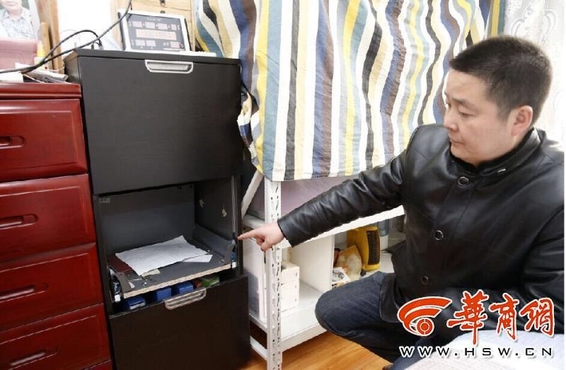 西安一小偷將保險(xiǎn)箱包在被子里離開(kāi) 過(guò)程僅15分鐘