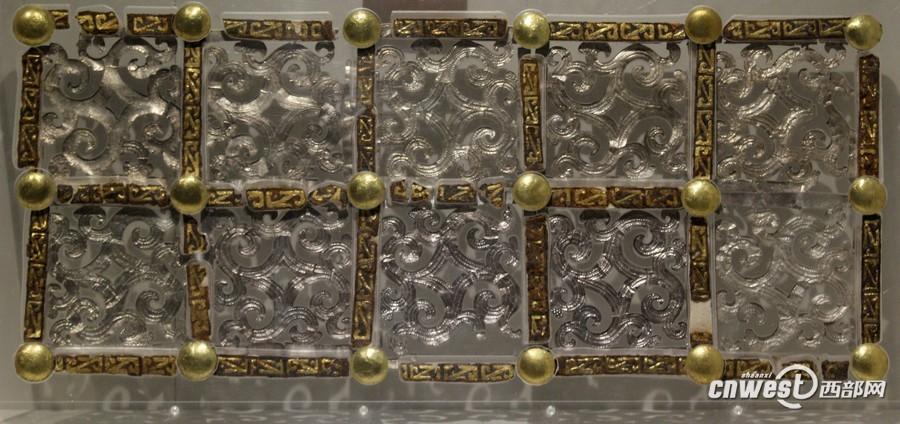 出土的車廂側(cè)板裝飾物。