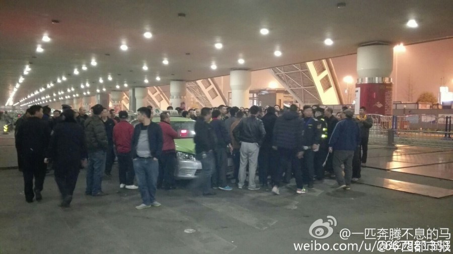 機(jī)場后調(diào)配10多輛機(jī)場大巴運(yùn)送旅客進(jìn)城。