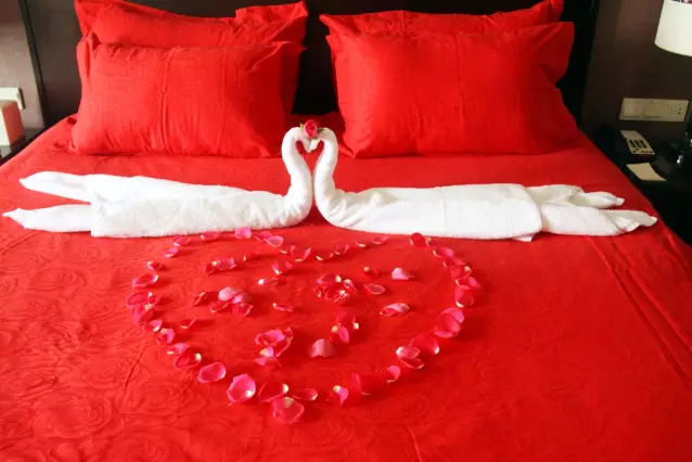 情人節(jié)最溫暖告白！84歲老人包下整樓示愛老伴