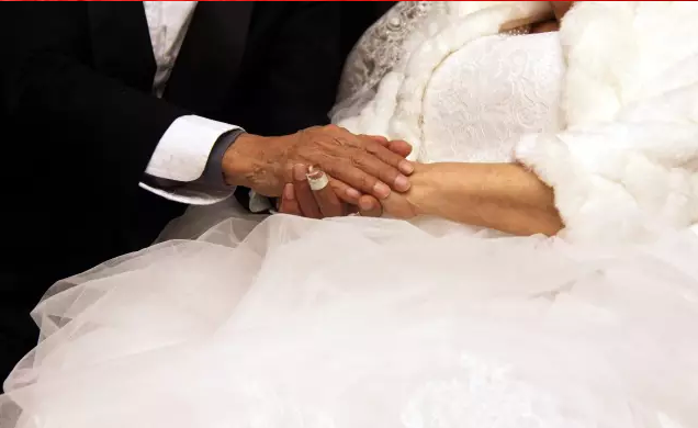 情人節(jié)最溫暖告白！84歲老人包下整樓示愛老伴