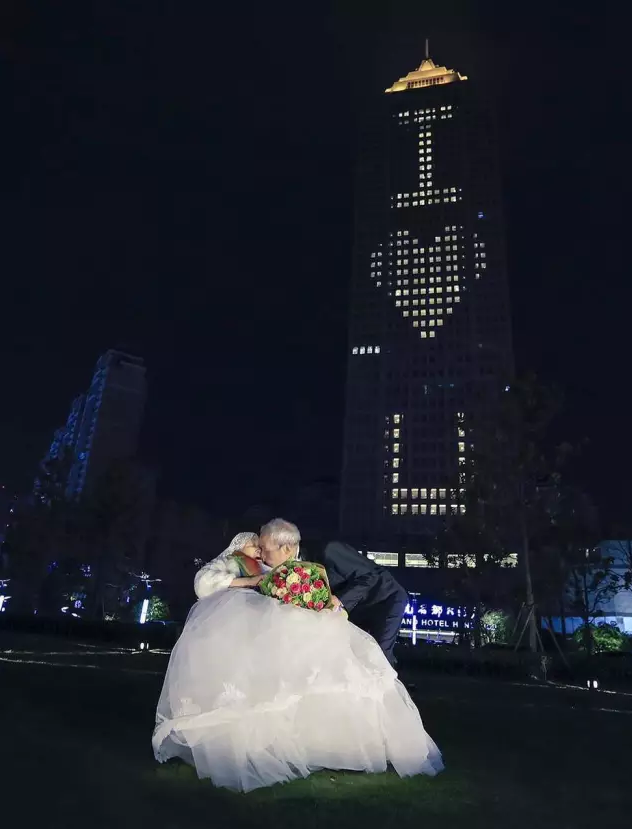 情人節(jié)最溫暖告白！84歲老人包下整樓示愛老伴