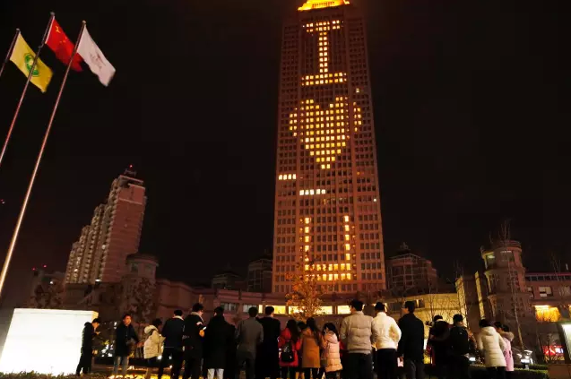 情人節(jié)最溫暖告白！84歲老人包下整樓示愛老伴