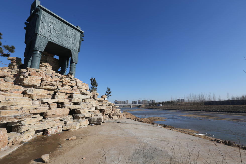 鄭州河邊建十米高銅鼎無防護 網(wǎng)友:不怕淹了？