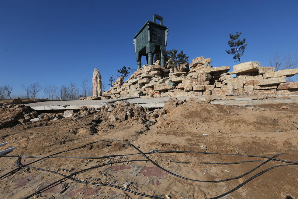 鄭州河邊建十米高銅鼎無防護 網(wǎng)友:不怕淹了？