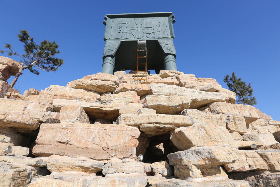 鄭州河邊建十米高銅鼎無防護 網(wǎng)友:不怕淹了？