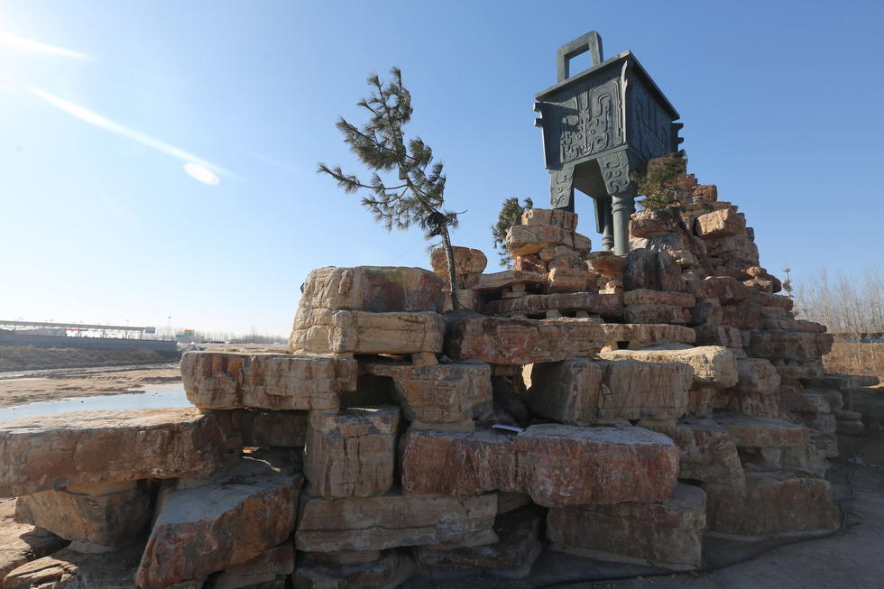 鄭州河邊建十米高銅鼎無防護 網(wǎng)友:不怕淹了？