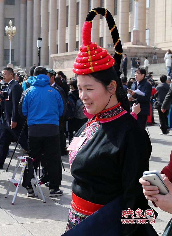 這位代表的頭飾你能猜出是哪個省的么？