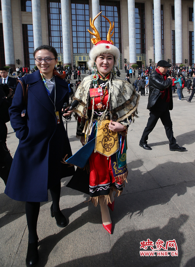 這位黑龍江代表團的人大代表，頭上高高的頭飾相當搶眼