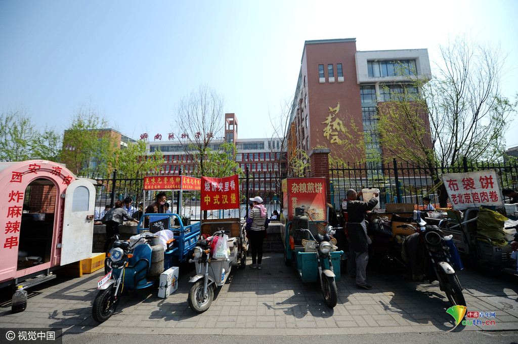 藝校實行封閉管理 學生“跨欄”買飯
