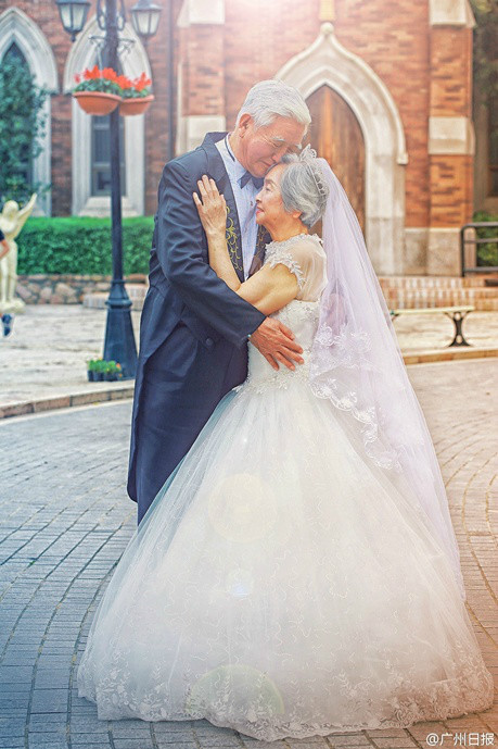 八旬老人帶老伴拍攝夢(mèng)幻婚紗照 cosplay太陽的后裔