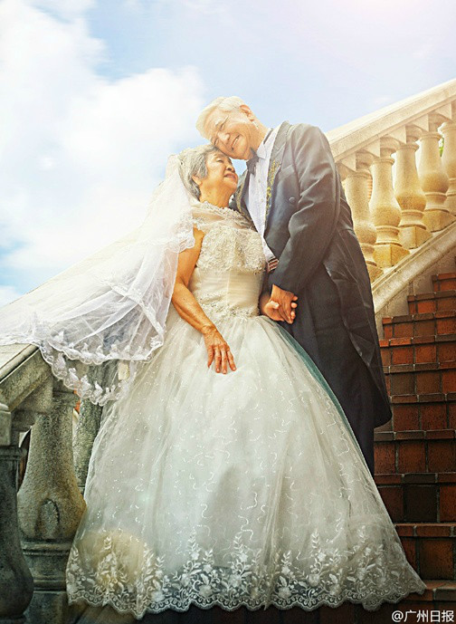 為愛圓夢(mèng)！八旬老人帶老伴拍攝童話式夢(mèng)幻婚紗照(圖)