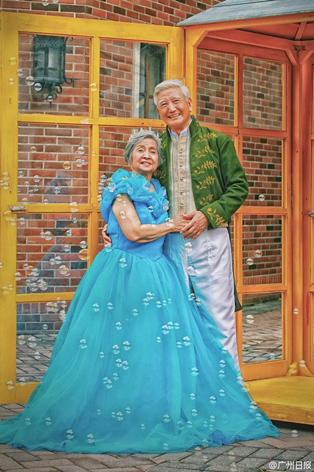 八旬老人帶老伴拍攝夢(mèng)幻婚紗照 cosplay太陽的后裔