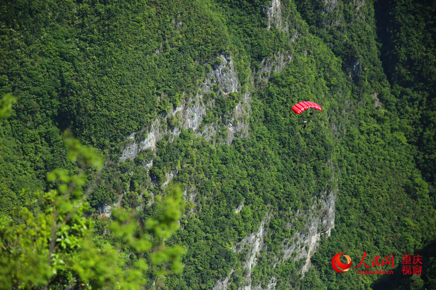28日，2016世界低空跳傘大賽在重慶云陽龍缸景區(qū)正式開賽。圖為選手角逐中。劉政寧 攝