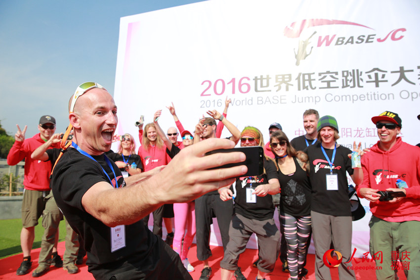 28日，2016世界低空跳傘大賽在重慶云陽龍缸景區(qū)正式開賽。圖為選手角逐中。劉政寧 攝