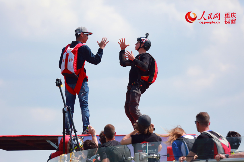 28日，2016世界低空跳傘大賽在重慶云陽龍缸景區(qū)正式開賽。圖為選手角逐中。劉政寧 攝