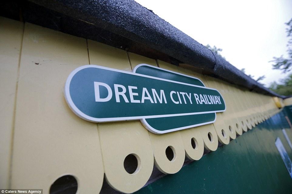 英國(guó)老人20年打造300平米“火車樂(lè)園” 耗資25萬(wàn)英鎊