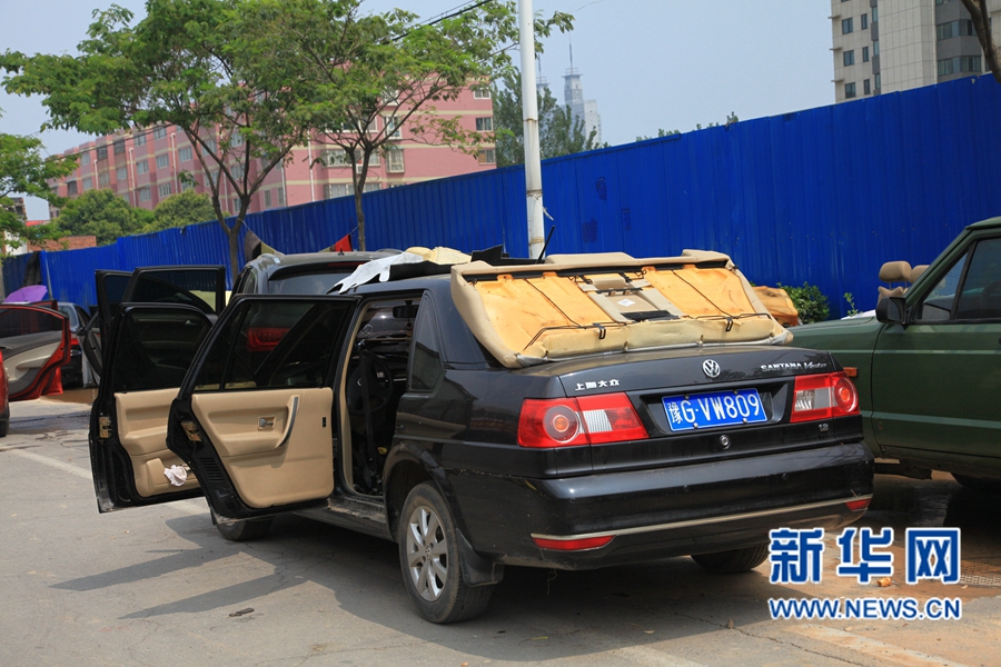 大雨過(guò)后艷陽(yáng)天  新鄉(xiāng)車主晾曬忙