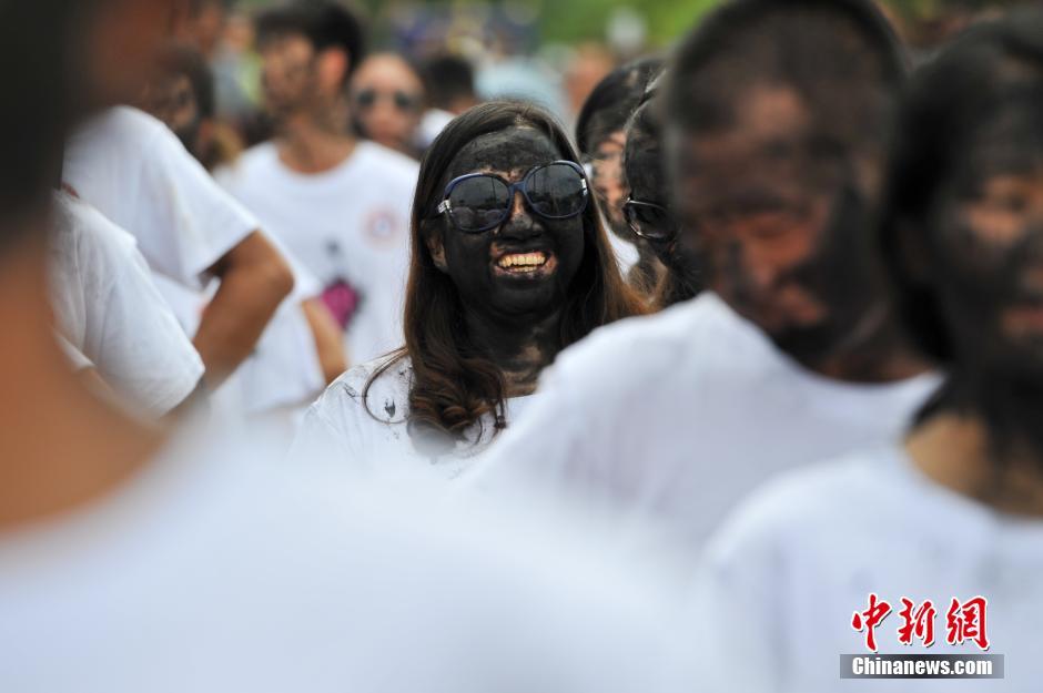 云南丘北萬人狂歡“抹花臉” 男女互抹 云南丘北萬人狂歡“抹花臉” 男女互抹
