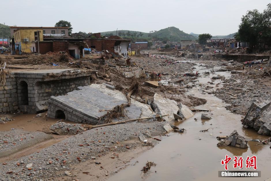 圖為都里鎮(zhèn)被洪水沖斷的橋梁。
