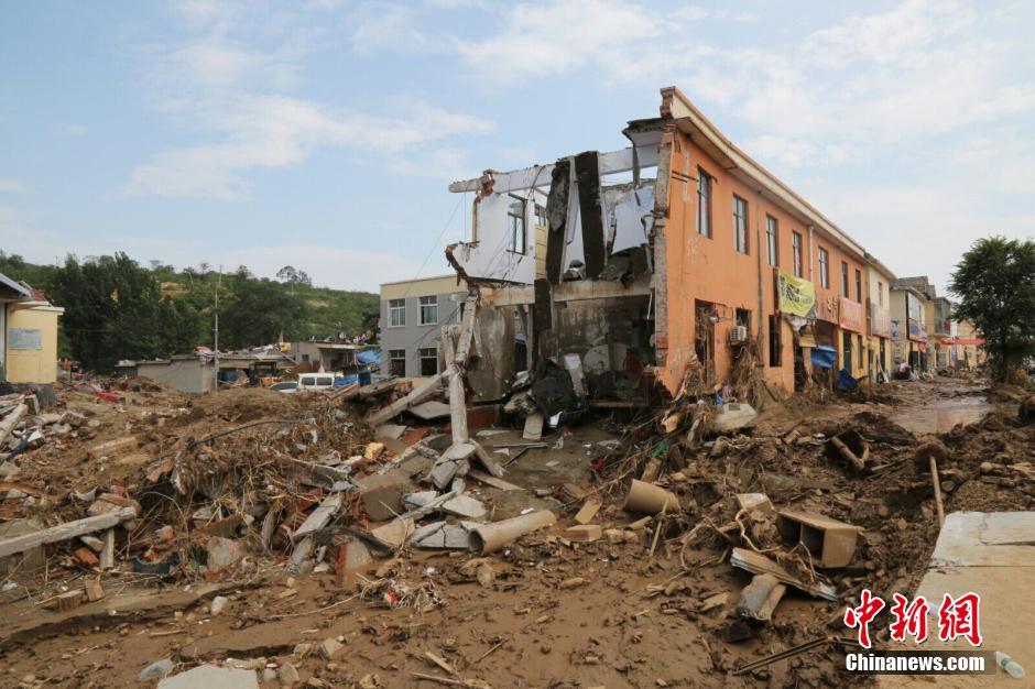 圖為被洪水沖垮的小樓。
