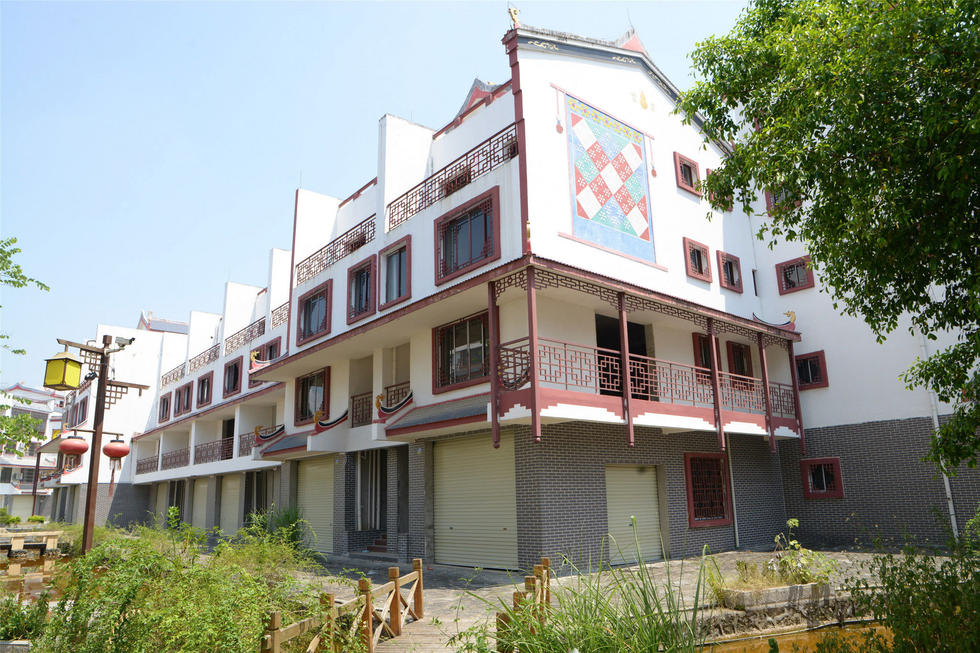 2016年7月26日，村民在廣西來(lái)賓市忻城縣隆達(dá)山水福城荒廢別墅間放牛。