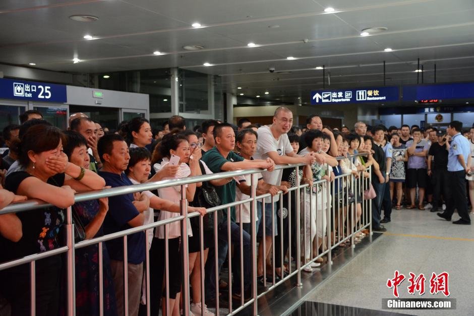 當(dāng)日18時(shí)許，前來(lái)接機(jī)的家屬陸續(xù)來(lái)到大連機(jī)場(chǎng)，等候著其他親屬帶著親人骨灰“回家”。