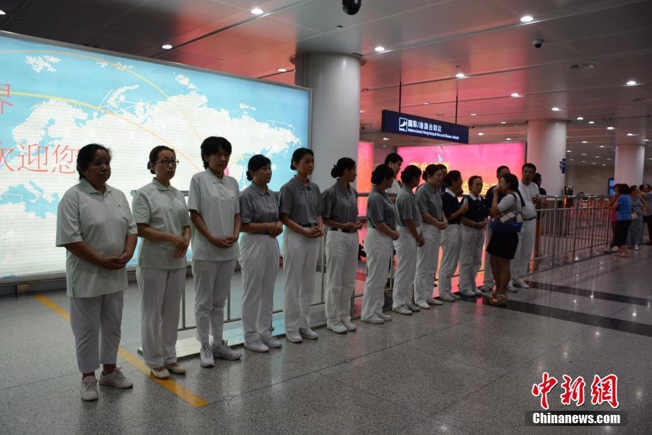 圖為臺(tái)灣慈濟(jì)慈善基金會(huì)大連聯(lián)絡(luò)處工作人員等候罹難者家屬。