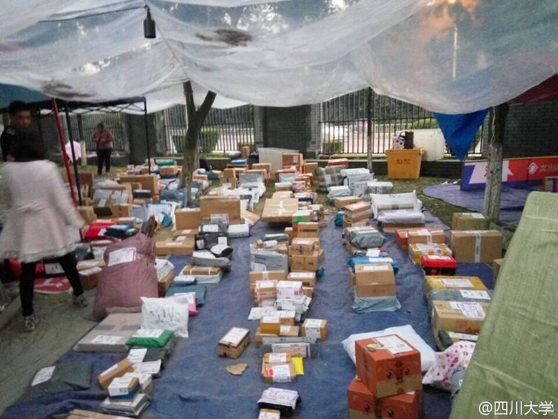 四川一大學(xué)取快遞現(xiàn)場 四川一大學(xué)取快遞現(xiàn)場