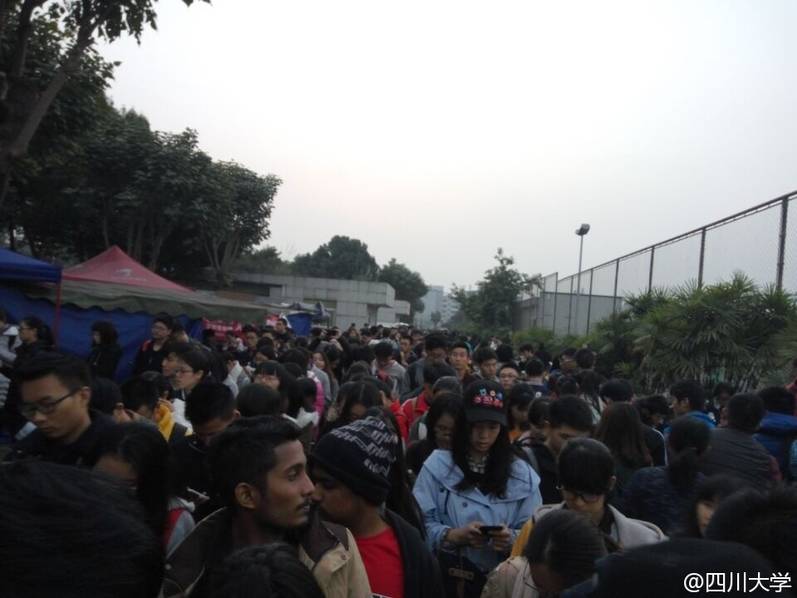 四川一大學(xué)取快遞現(xiàn)場 四川一大學(xué)取快遞現(xiàn)場