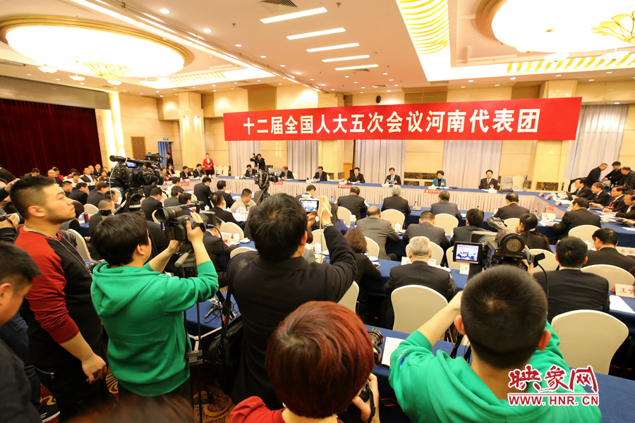 記者擠滿了媒體區(qū)，前來(lái)聽取河南“聲音”