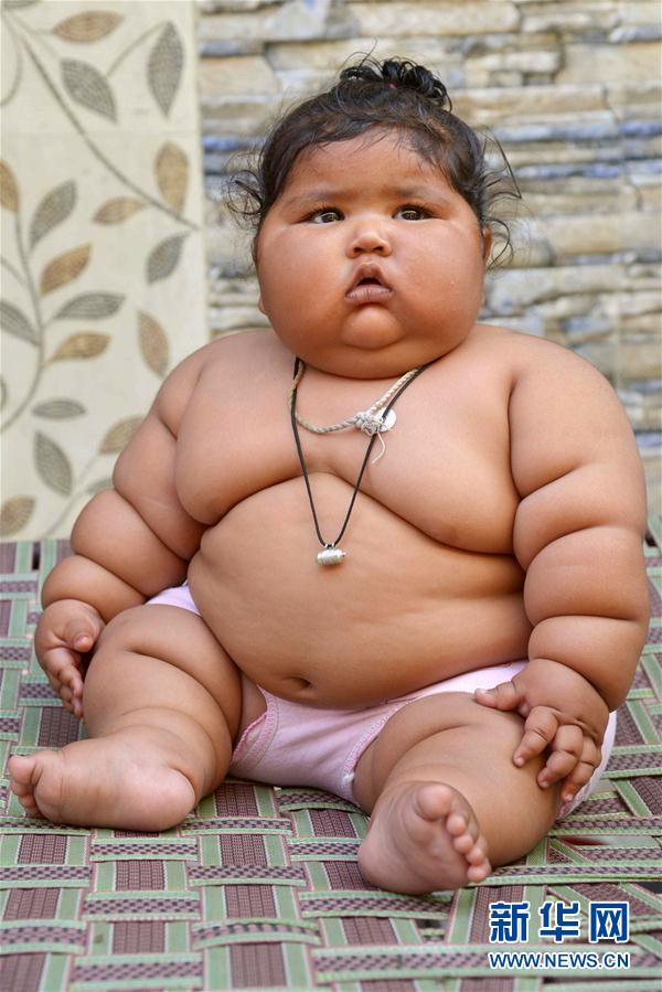 4月17日，在印度阿姆利則，女孩查哈特在家中。