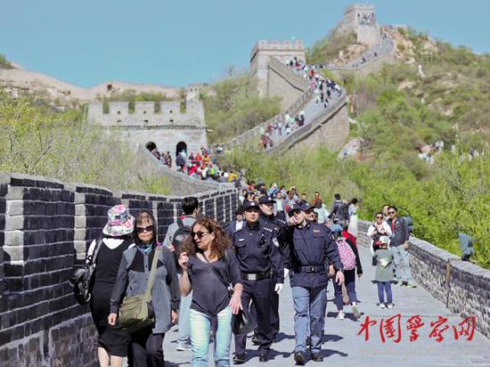 參加聯(lián)合巡邏的中意警察在長(zhǎng)城上巡邏。本網(wǎng)記者 陳路坤 攝