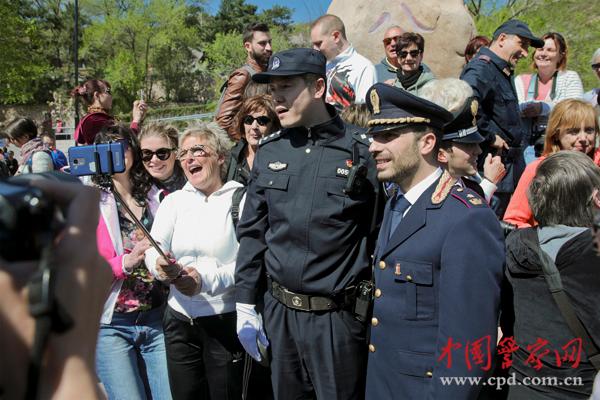 游客與聯(lián)合巡邏的中意警察合影。本網(wǎng)記者 陳路坤 攝