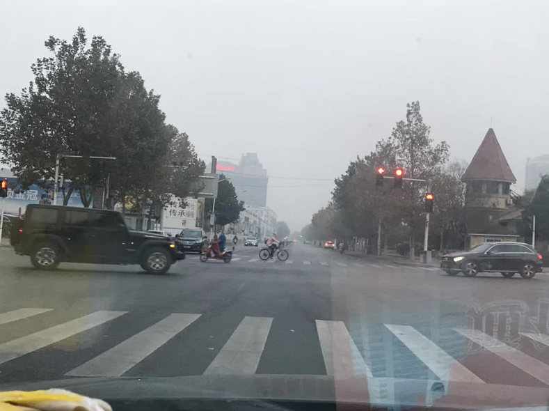 限行第一天！鄭州的早高峰是這個(gè)樣子的