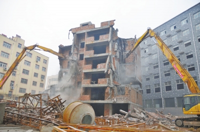 汝州出動(dòng)近千人拆除違建 兩棟樓堅(jiān)強(qiáng)變廢墟 汝州出動(dòng)近千人拆除違建 兩棟樓堅(jiān)強(qiáng)變廢墟