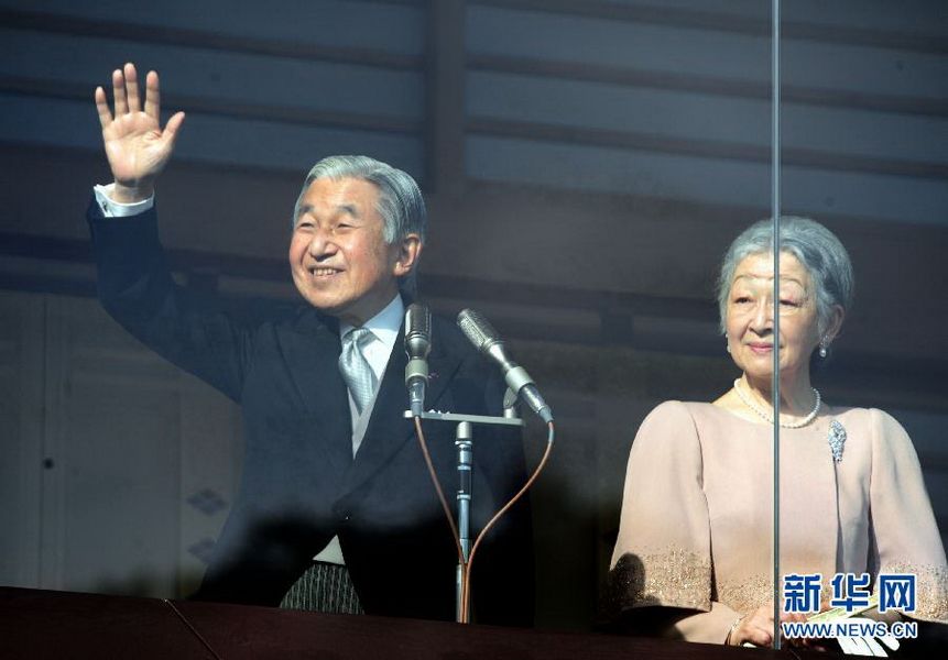 當?shù)貢r間12月23日，在位于日本東京的皇宮，日本明仁天皇向民眾致意。