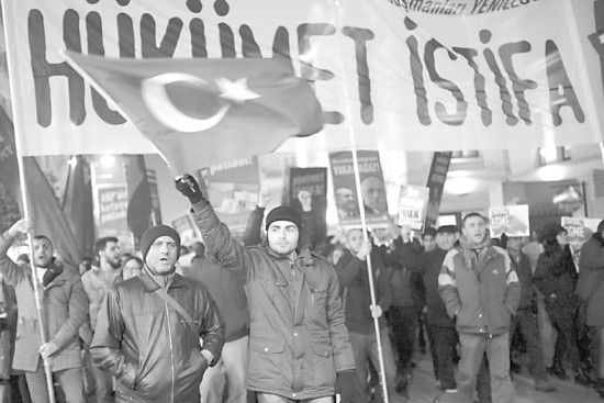 　土耳其民眾25日抗議政府貪腐行為。