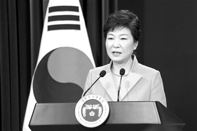 1月6日，韓國(guó)總統(tǒng)樸槿惠在首爾總統(tǒng)府青瓦臺(tái)舉行的新年記者會(huì)上發(fā)言。新華社發(fā)