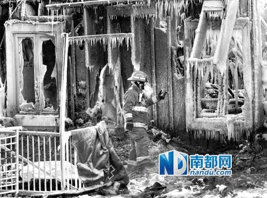 消防員用蒸汽機(jī)融化救火后殘留的冰層，尋找遇難者遺